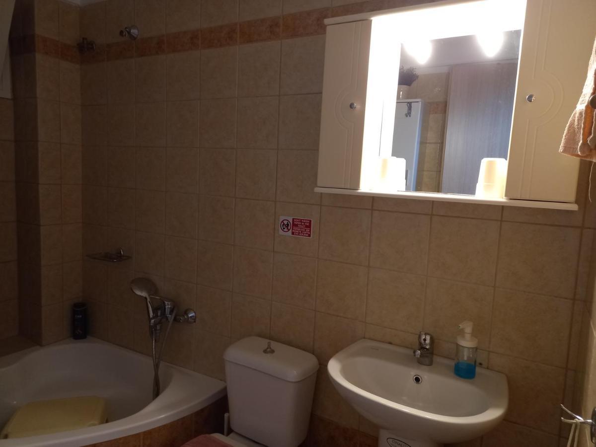 Peramos Apartments เนอาเปรามอส ภายนอก รูปภาพ