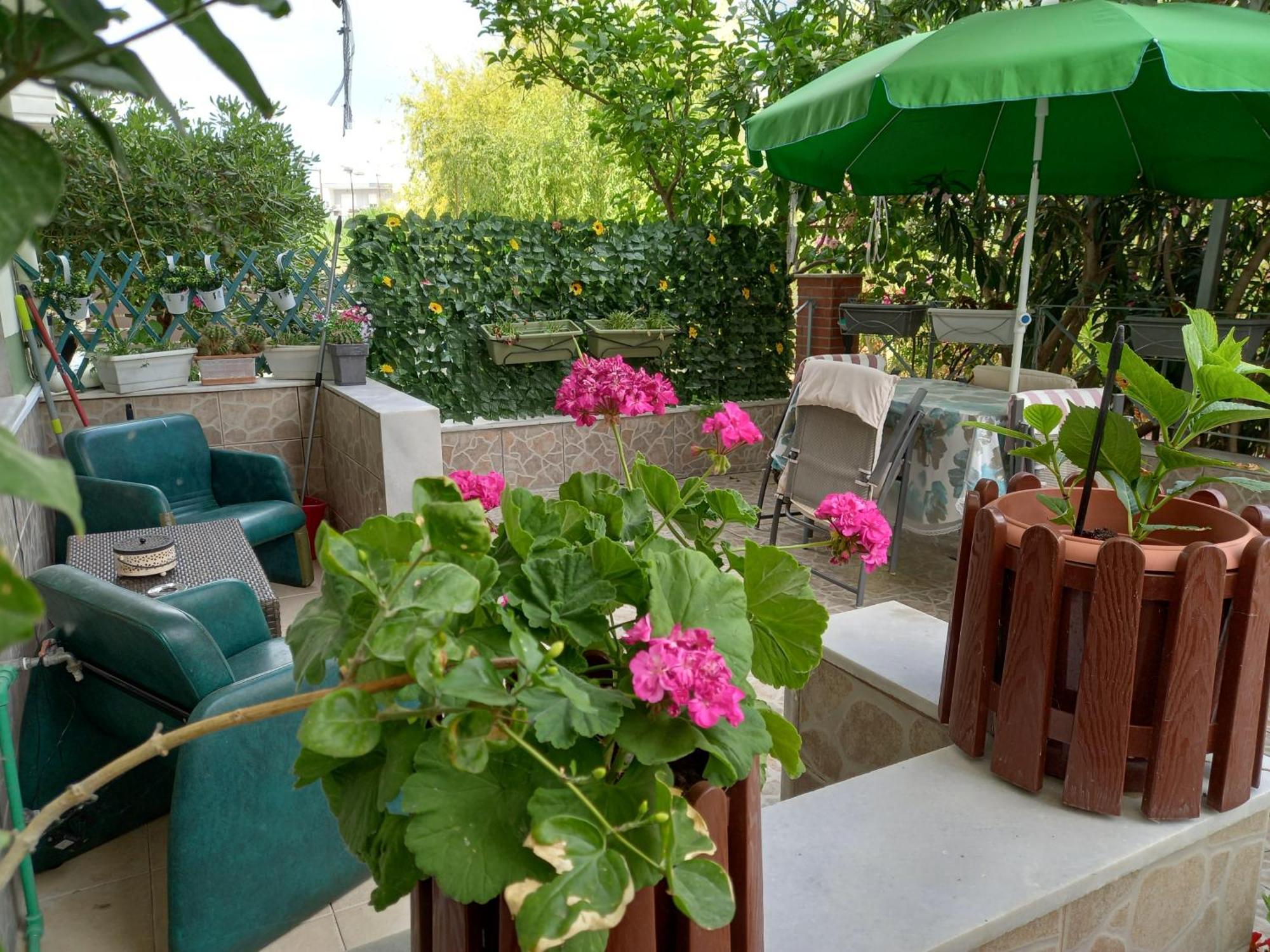 Peramos Apartments เนอาเปรามอส ภายนอก รูปภาพ