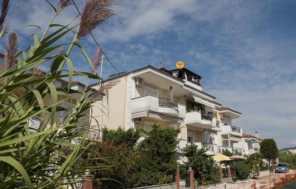 Peramos Apartments เนอาเปรามอส ภายนอก รูปภาพ